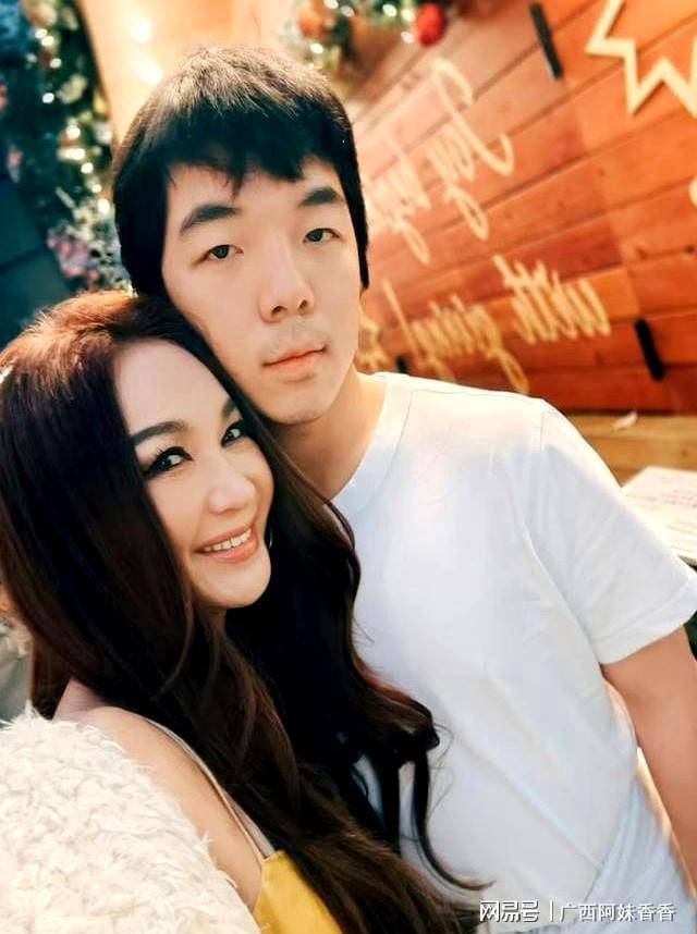 开元棋牌温碧霞携养子与娘家人聚会。仨姐姐